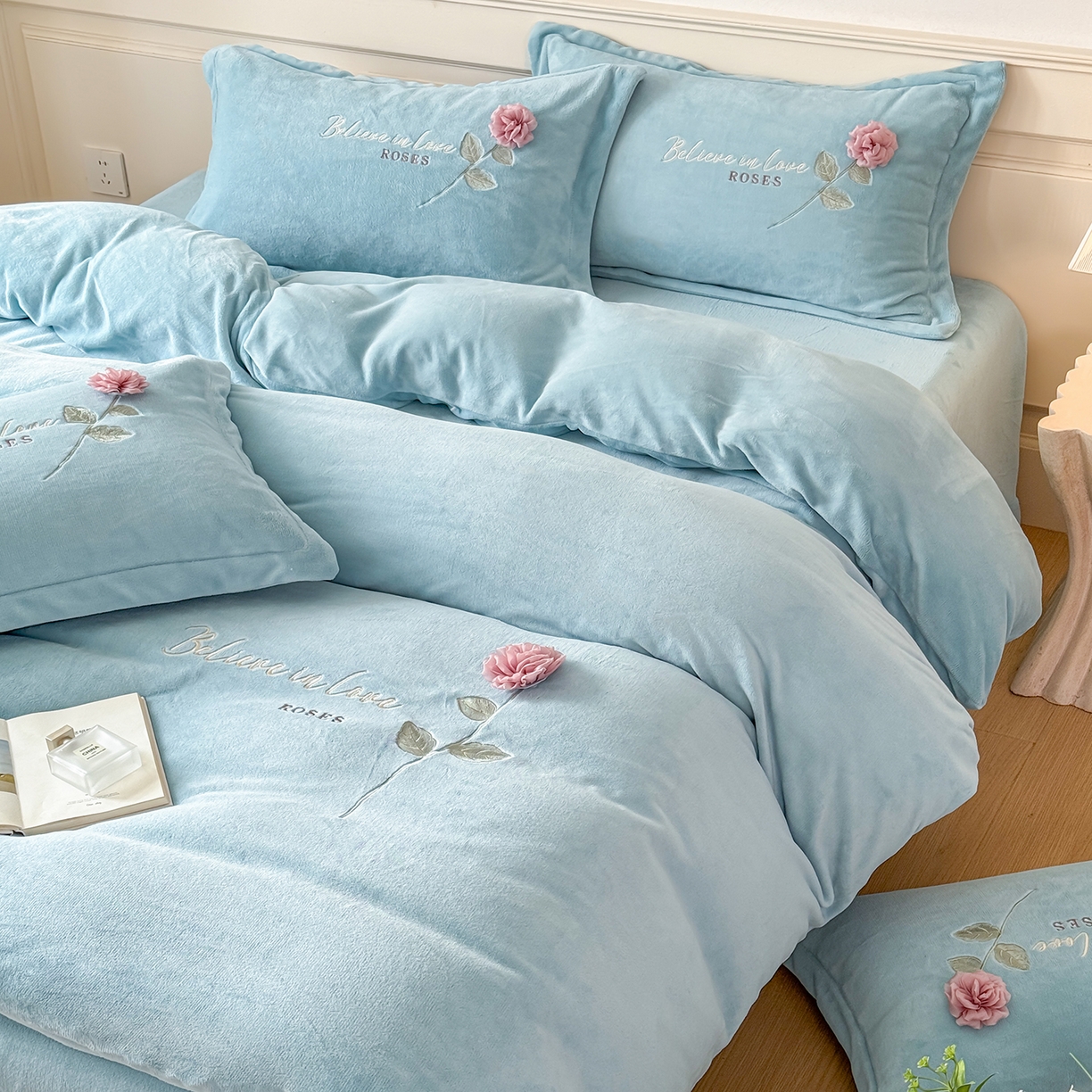 91家纺网 家纺一手货源 找家纺 恋尚羽家纺 2025新款加厚消光牛奶绒绣花四件套 手工花朵工艺款 宝宝绒 精包装 兰色