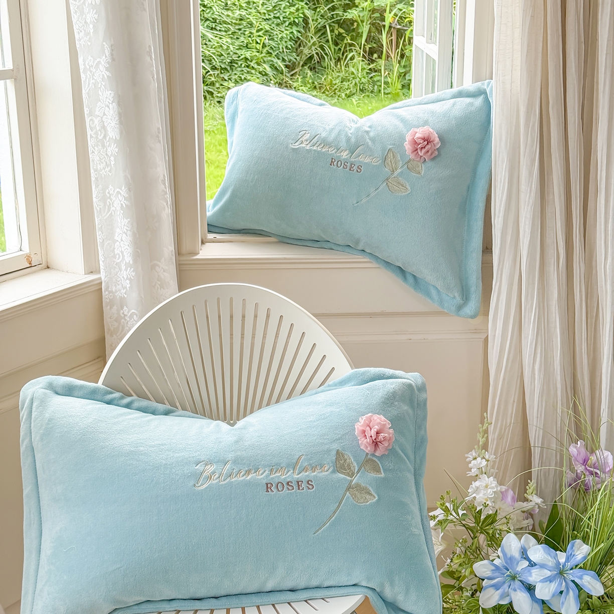 91家纺网 家纺一手货源 找家纺 恋尚羽家纺 2025新款加厚消光牛奶绒绣花四件套 手工花朵工艺款 宝宝绒 精包装 兰色