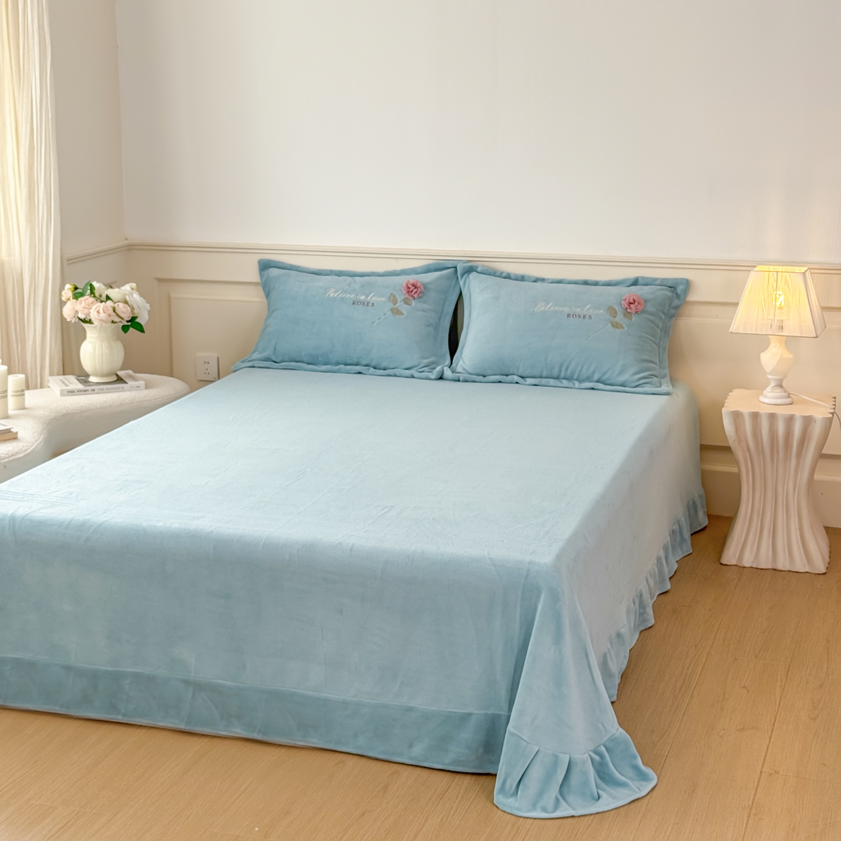 91家纺网 家纺一手货源 找家纺 恋尚羽家纺 2025新款加厚消光牛奶绒绣花四件套 手工花朵工艺款 宝宝绒 精包装 兰色