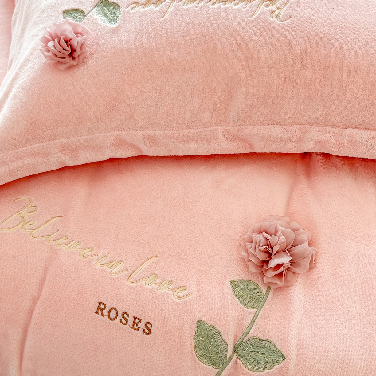 91家纺网 家纺一手货源 找家纺 恋尚羽家纺 2025新款加厚消光牛奶绒绣花四件套 手工花朵工艺款 宝宝绒 精包装 粉色