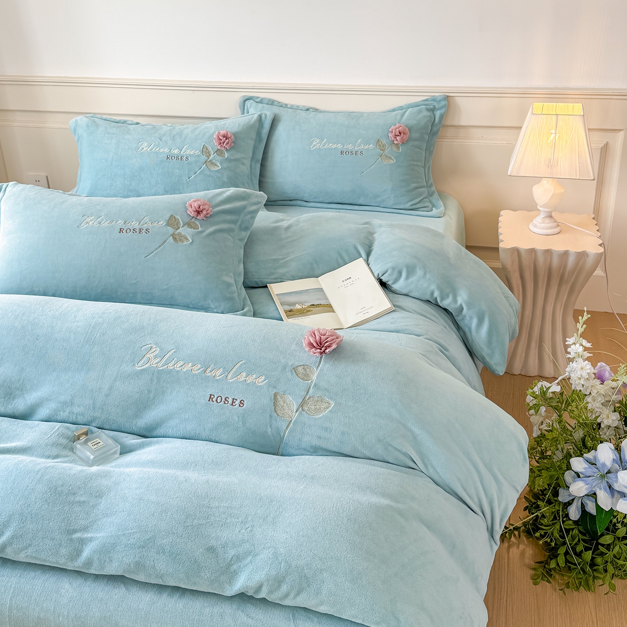 91家纺网 家纺一手货源 找家纺 恋尚羽家纺 2025新款加厚消光牛奶绒绣花四件套 手工花朵工艺款 宝宝绒 精包装 兰色