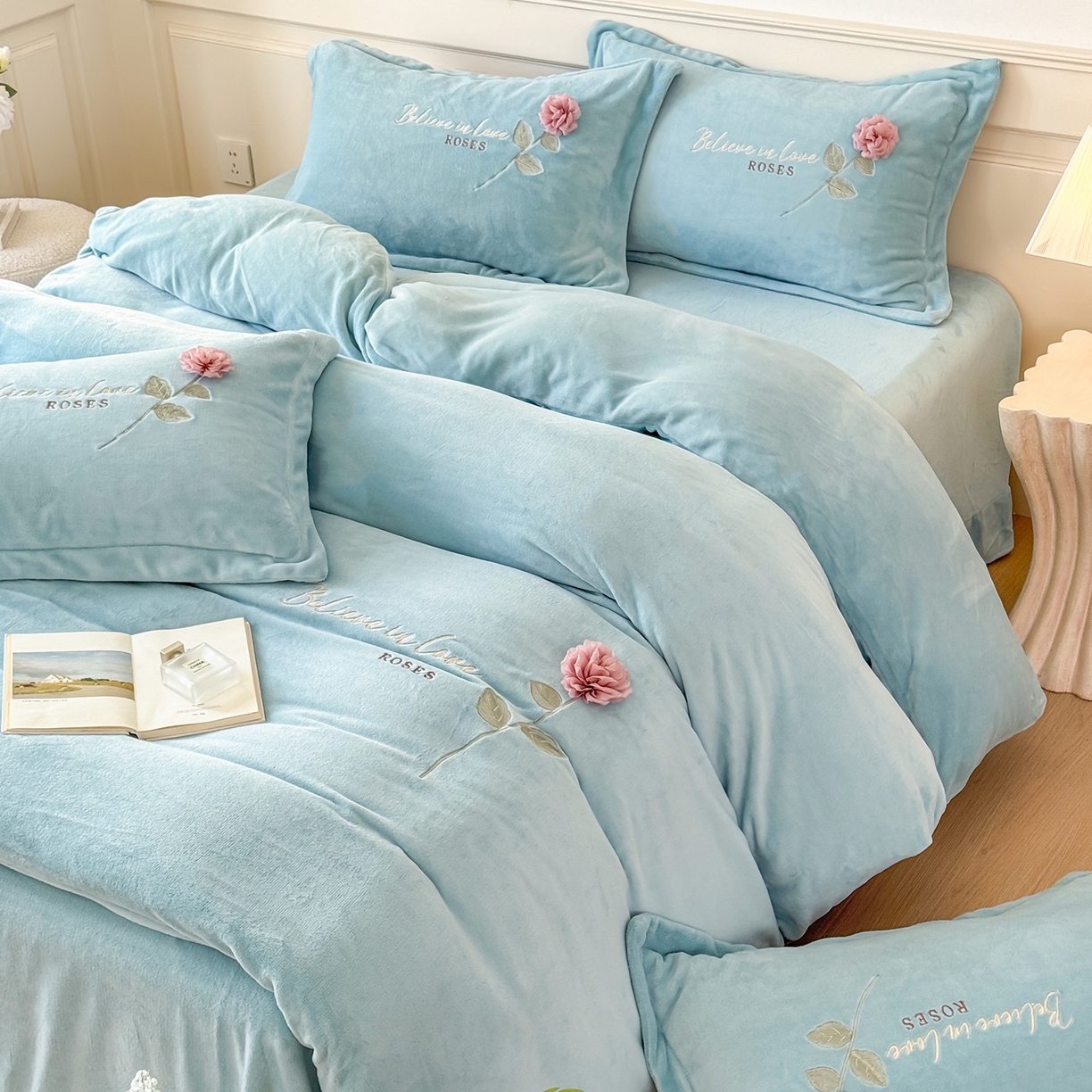 91家纺网 家纺一手货源 找家纺 恋尚羽家纺 2025新款加厚消光牛奶绒绣花四件套 手工花朵工艺款 宝宝绒 精包装 兰色