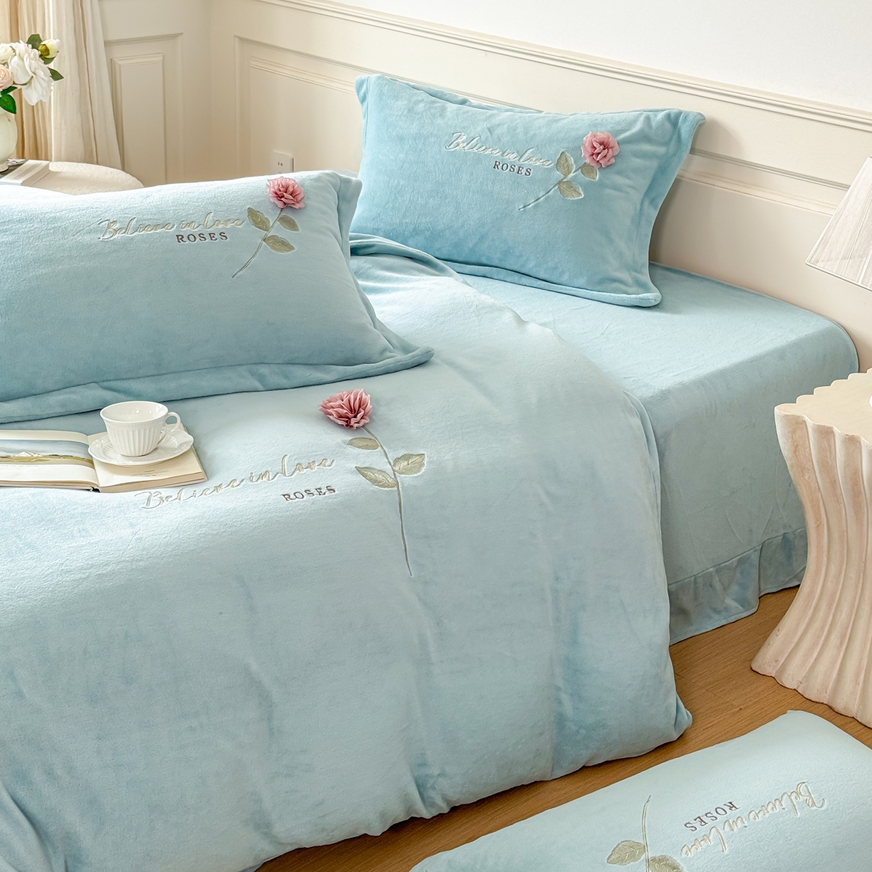 91家纺网 家纺一手货源 找家纺 恋尚羽家纺 2025新款加厚消光牛奶绒绣花四件套 手工花朵工艺款 宝宝绒 精包装 兰色