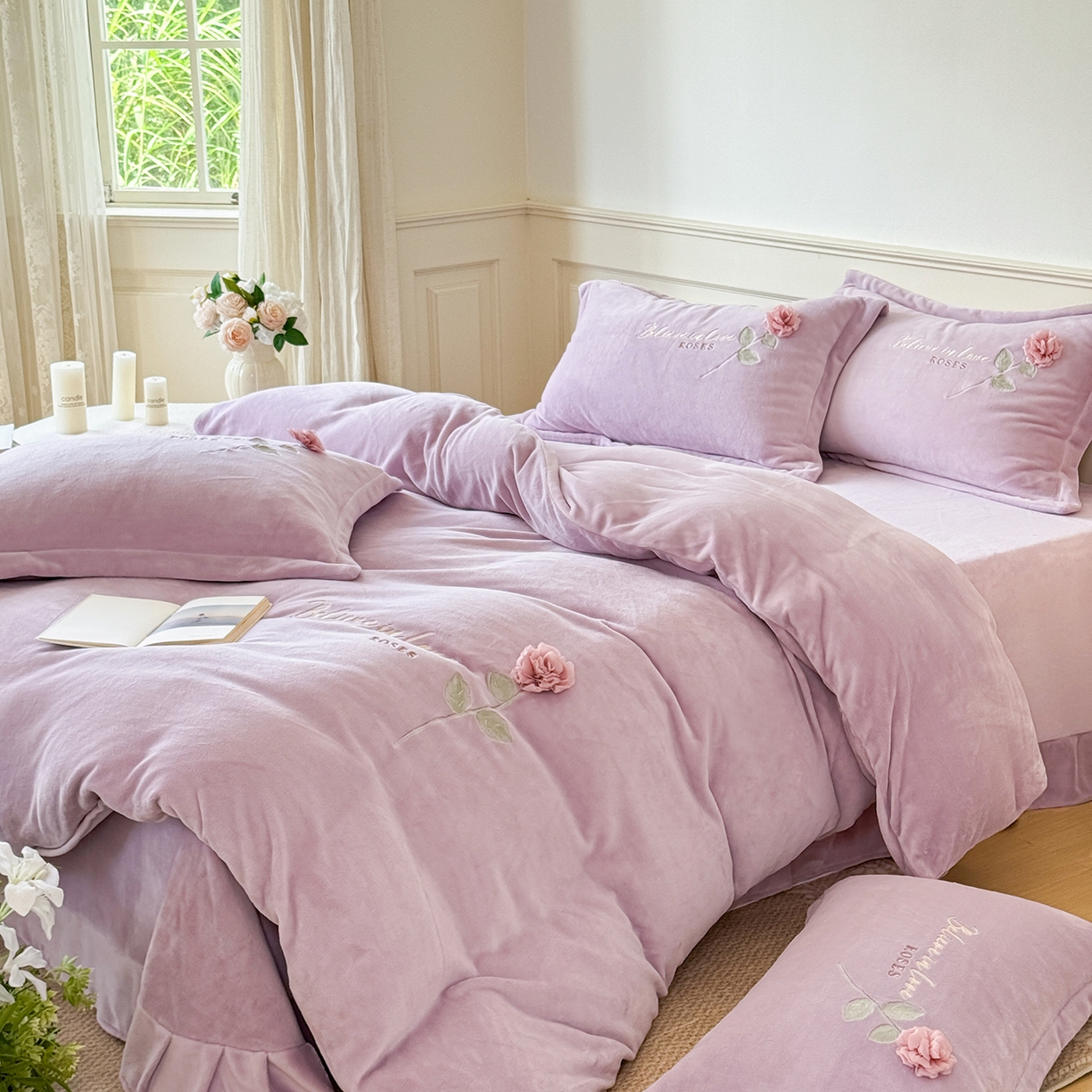 91家纺网 家纺一手货源 找家纺 恋尚羽家纺 2025新款加厚消光牛奶绒绣花四件套 手工花朵工艺款 宝宝绒 精包装 紫色