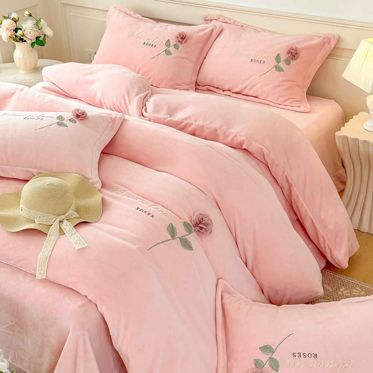 91家纺网 家纺一手货源 找家纺 恋尚羽家纺 2025新款加厚消光牛奶绒绣花四件套 手工花朵工艺款 宝宝绒 精包装 粉色