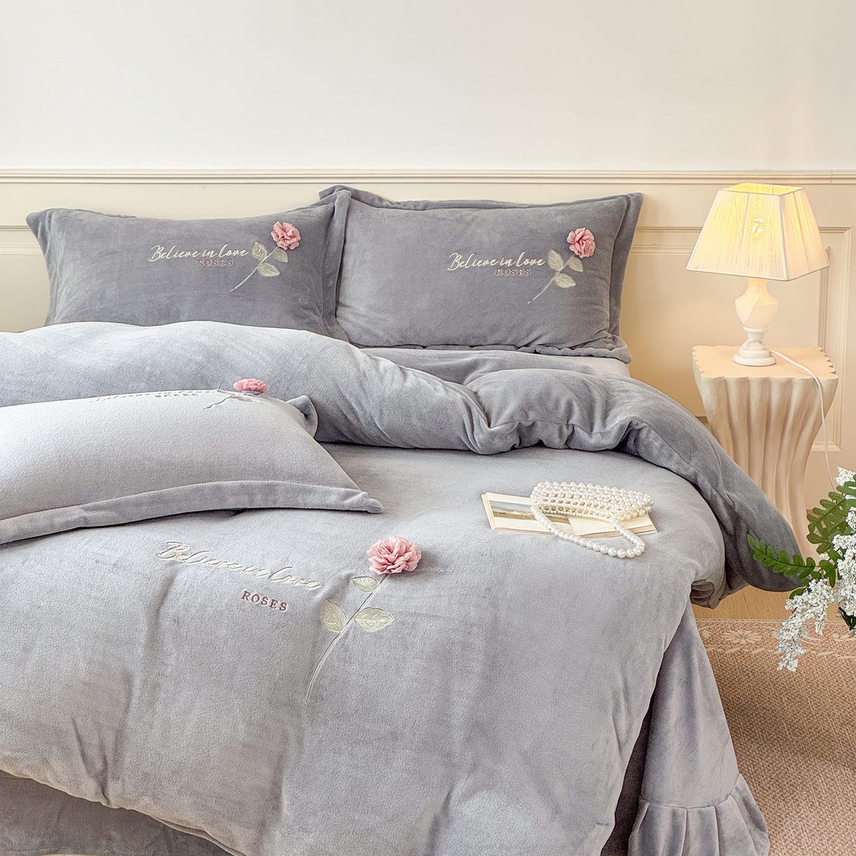 91家纺网 家纺一手货源 找家纺 恋尚羽家纺 2025新款加厚消光牛奶绒绣花四件套 手工花朵工艺款 宝宝绒 精包装 灰色