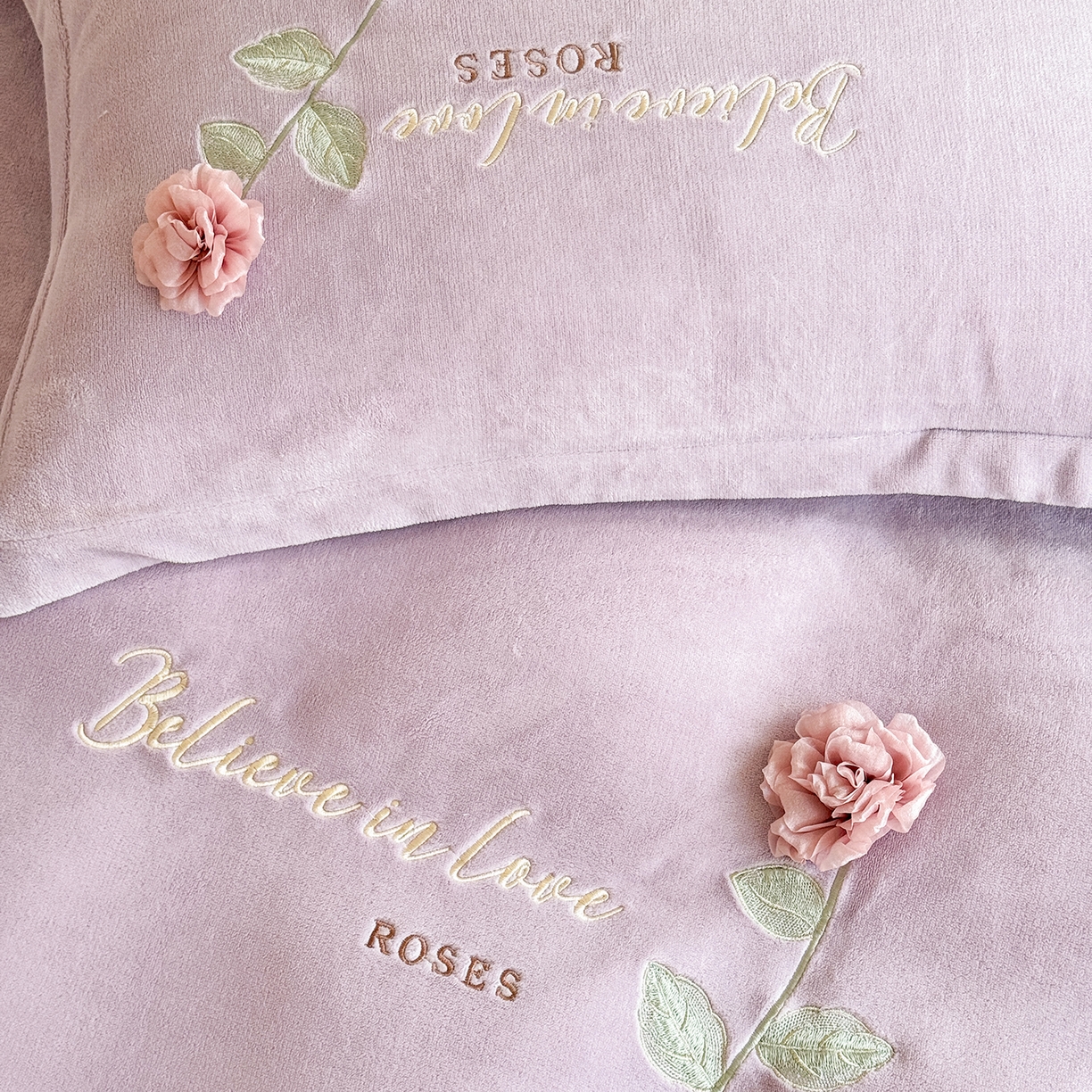 91家纺网 家纺一手货源 找家纺 恋尚羽家纺 2025新款加厚消光牛奶绒绣花四件套 手工花朵工艺款 宝宝绒 精包装 紫色