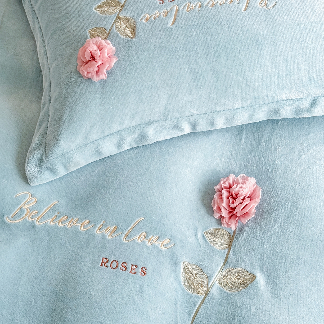 91家纺网 家纺一手货源 找家纺 恋尚羽家纺 2025新款加厚消光牛奶绒绣花四件套 手工花朵工艺款 宝宝绒 精包装 兰色