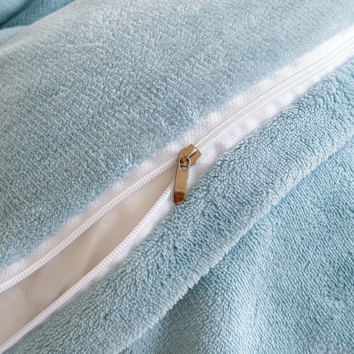 91家纺网 家纺一手货源 找家纺 恋尚羽家纺 2025新款加厚消光牛奶绒绣花四件套 手工花朵工艺款 宝宝绒 精包装 兰色