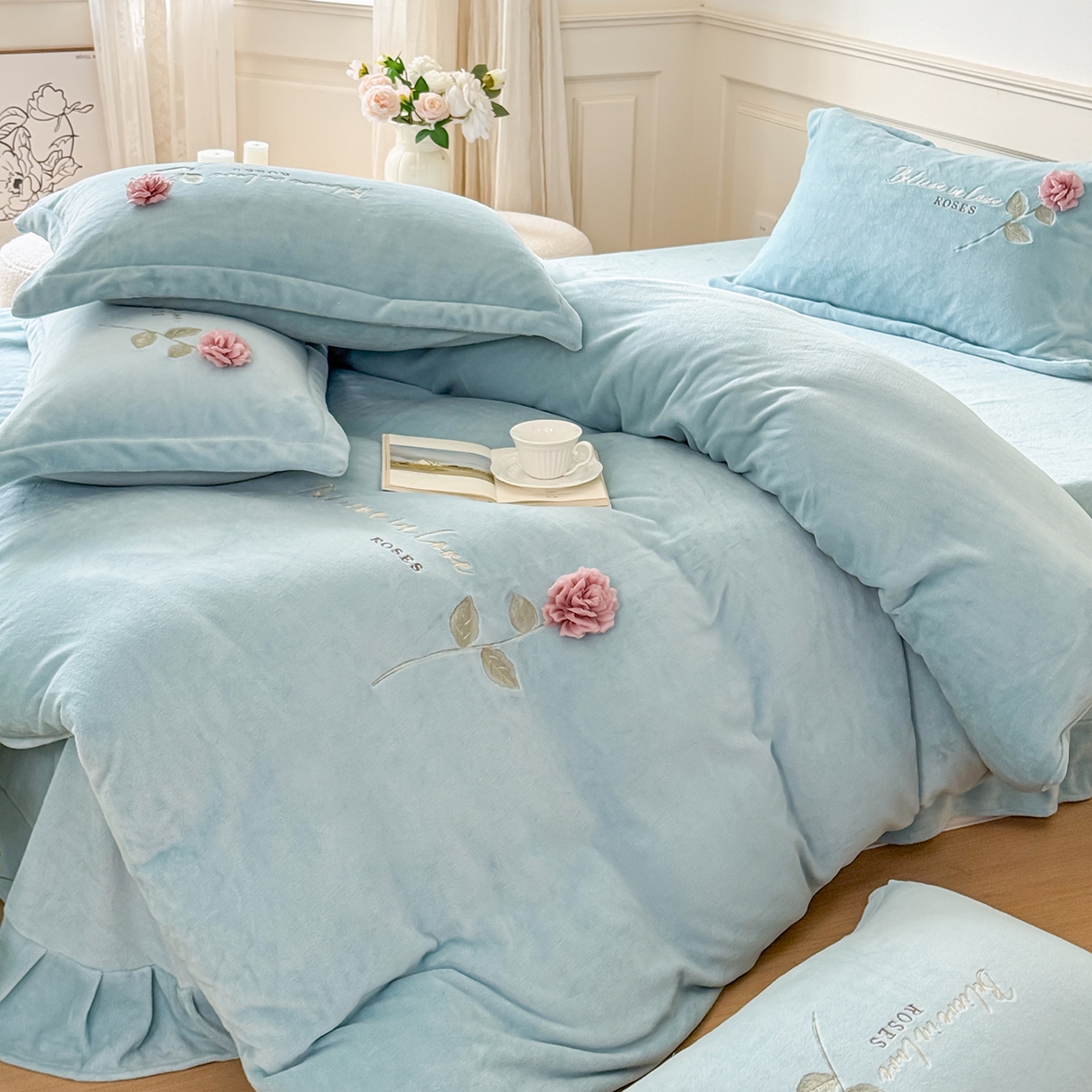 91家纺网 家纺一手货源 找家纺 恋尚羽家纺 2025新款加厚消光牛奶绒绣花四件套 手工花朵工艺款 宝宝绒 精包装 兰色