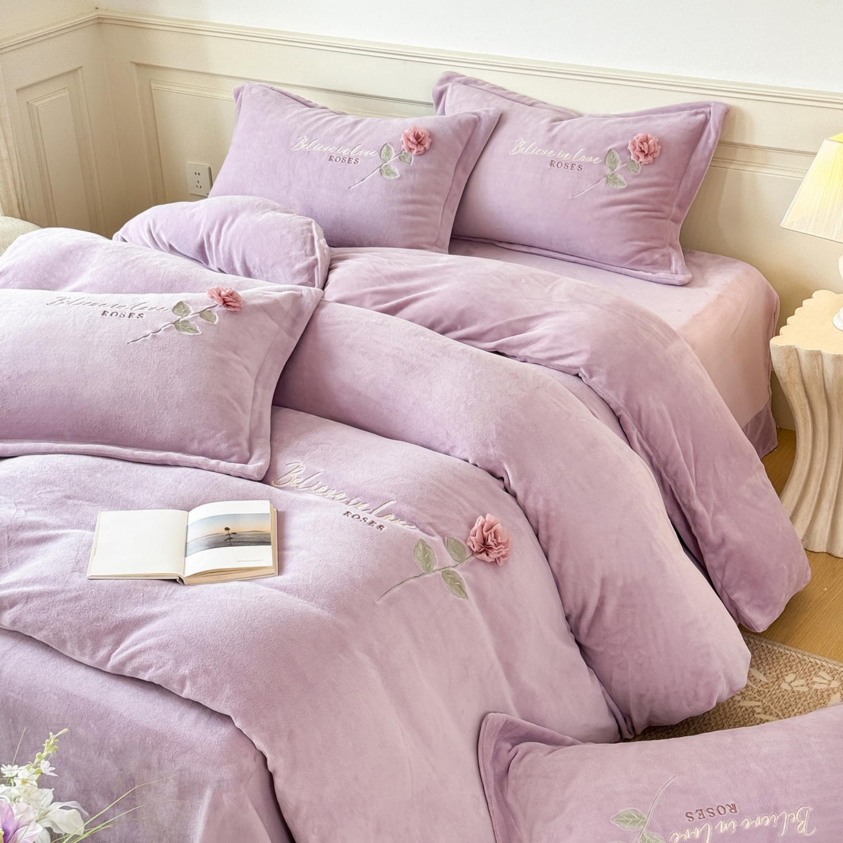 91家纺网 家纺一手货源 找家纺 恋尚羽家纺 2025新款加厚消光牛奶绒绣花四件套 手工花朵工艺款 宝宝绒 精包装 紫色