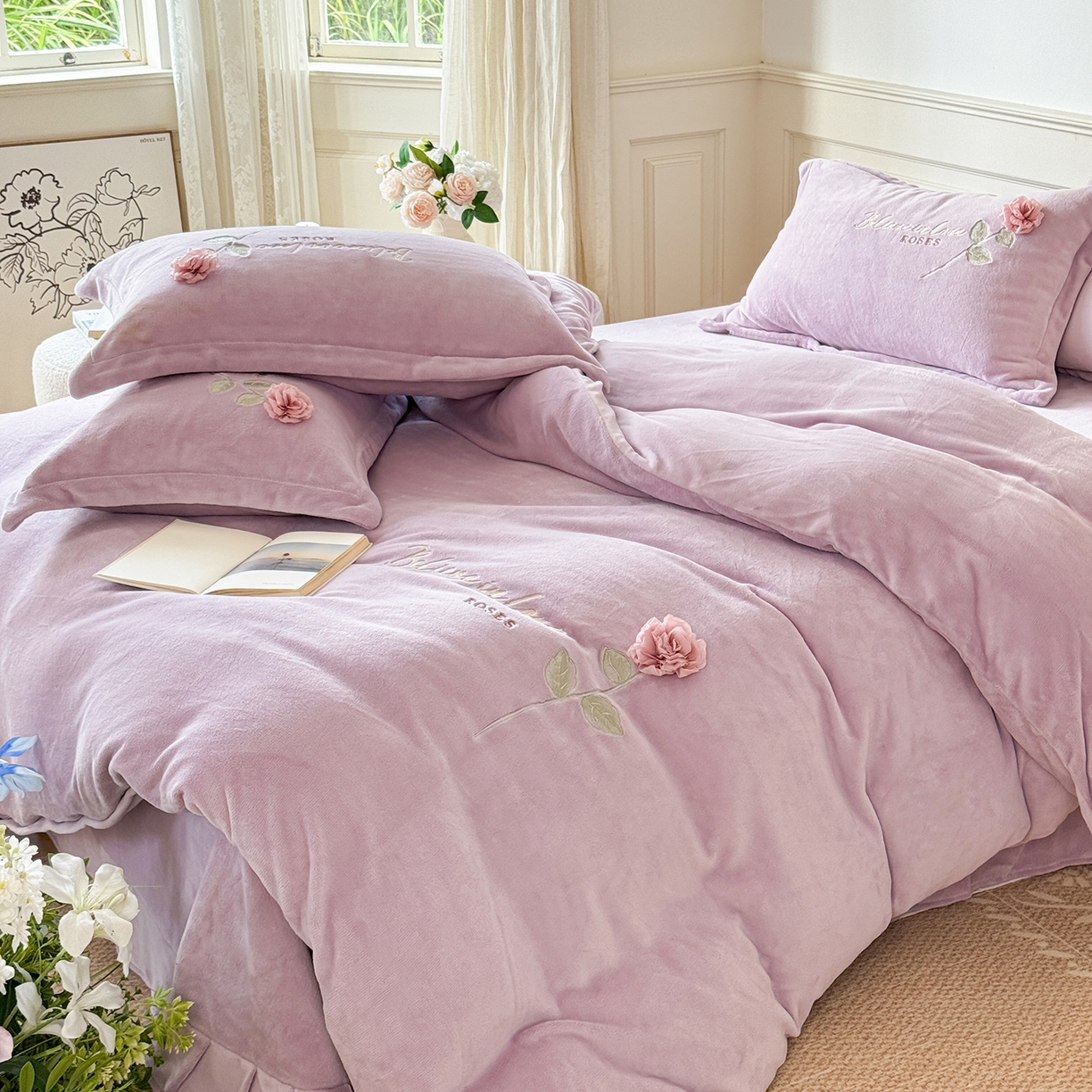 91家纺网 家纺一手货源 找家纺 恋尚羽家纺 2025新款加厚消光牛奶绒绣花四件套 手工花朵工艺款 宝宝绒 精包装 紫色