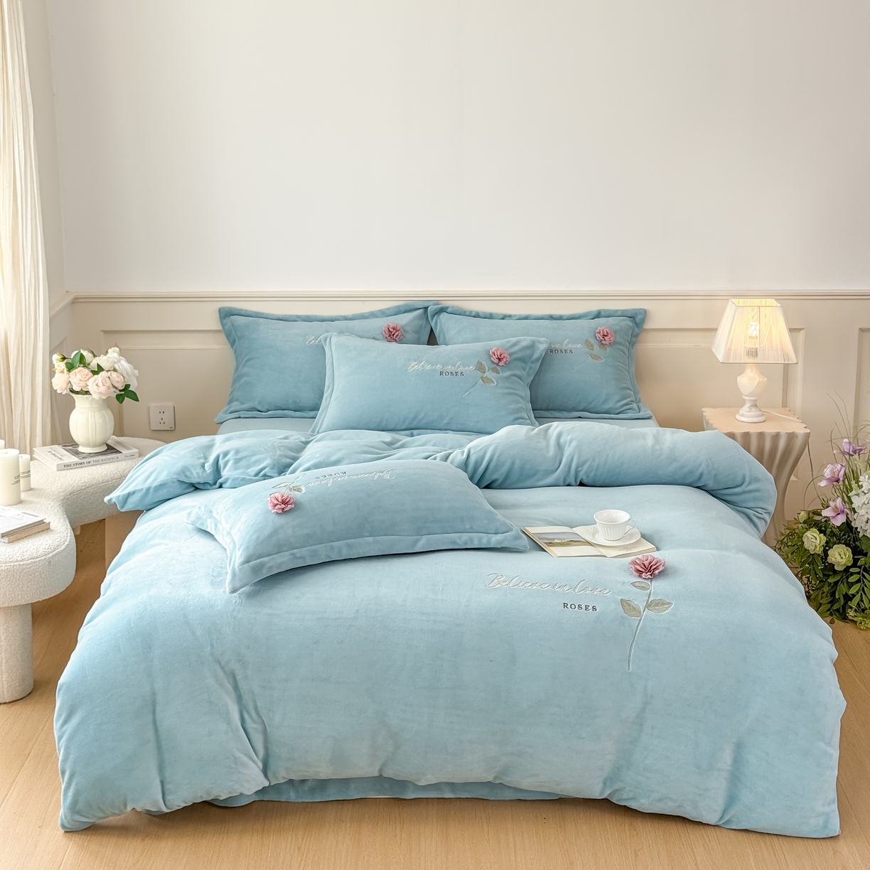 恋尚羽家纺 2025新款加厚消光牛奶绒绣花四件套 手工花朵工艺款 宝宝绒 精包装 兰色