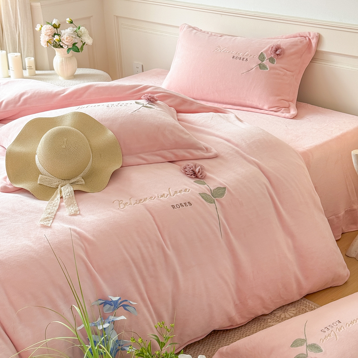 91家纺网 家纺一手货源 找家纺 恋尚羽家纺 2025新款加厚消光牛奶绒绣花四件套 手工花朵工艺款 宝宝绒 精包装 粉色