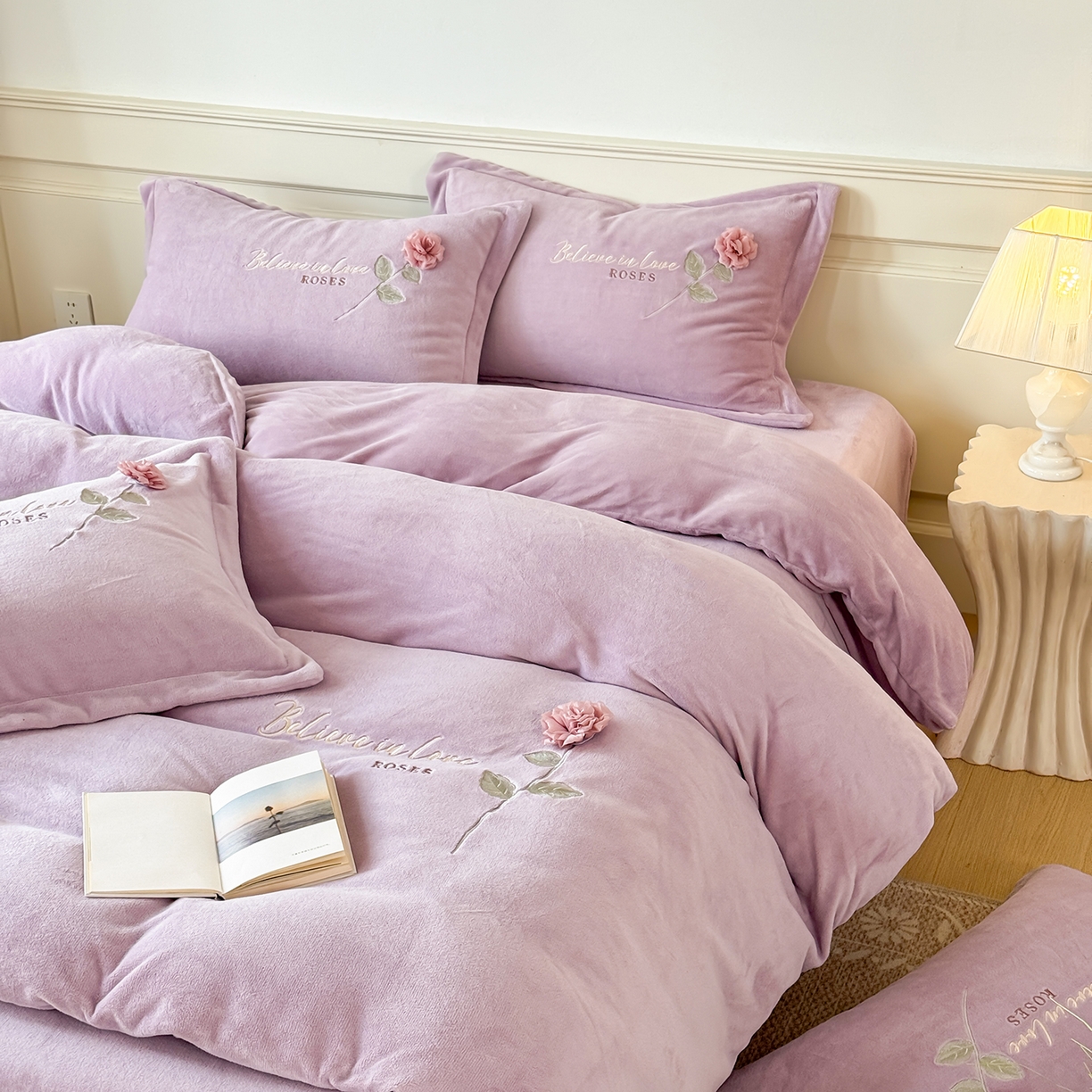 91家纺网 家纺一手货源 找家纺 恋尚羽家纺 2025新款加厚消光牛奶绒绣花四件套 手工花朵工艺款 宝宝绒 精包装 紫色