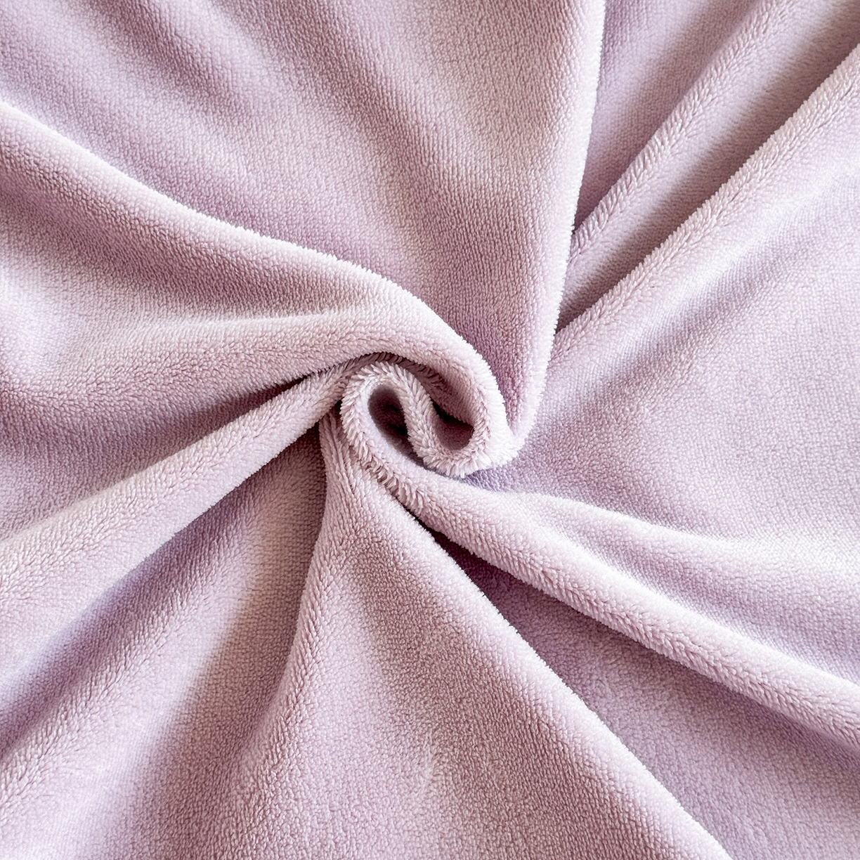 91家纺网 家纺一手货源 找家纺 恋尚羽家纺 2025新款加厚消光牛奶绒绣花四件套 手工花朵工艺款 宝宝绒 精包装 紫色