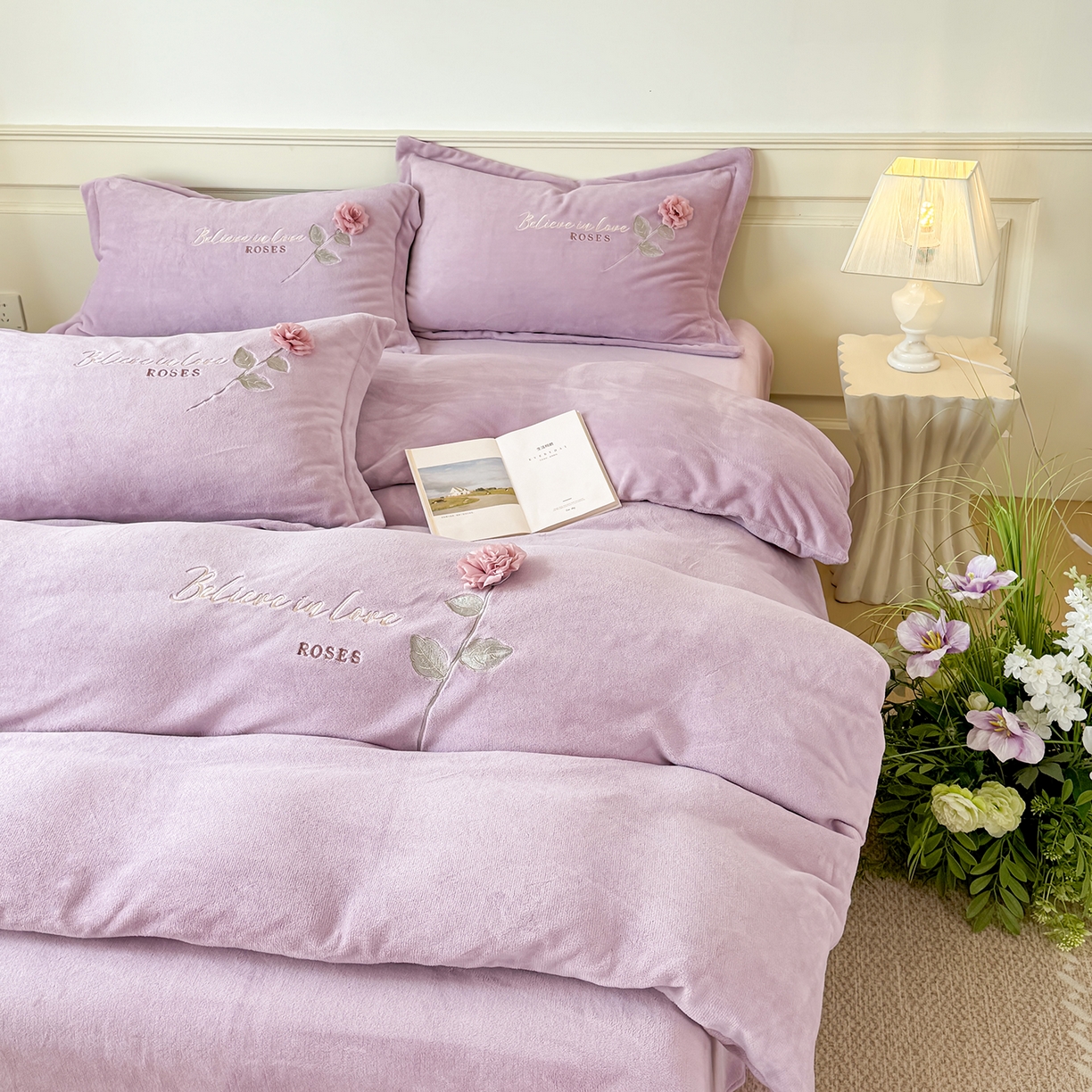 91家纺网 家纺一手货源 找家纺 恋尚羽家纺 2025新款加厚消光牛奶绒绣花四件套 手工花朵工艺款 宝宝绒 精包装 紫色