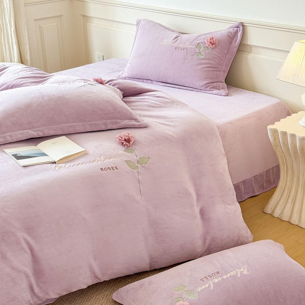 91家纺网 家纺一手货源 找家纺 恋尚羽家纺 2025新款加厚消光牛奶绒绣花四件套 手工花朵工艺款 宝宝绒 精包装 紫色