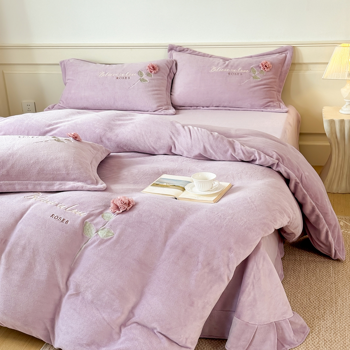 91家纺网 家纺一手货源 找家纺 恋尚羽家纺 2025新款加厚消光牛奶绒绣花四件套 手工花朵工艺款 宝宝绒 精包装 紫色