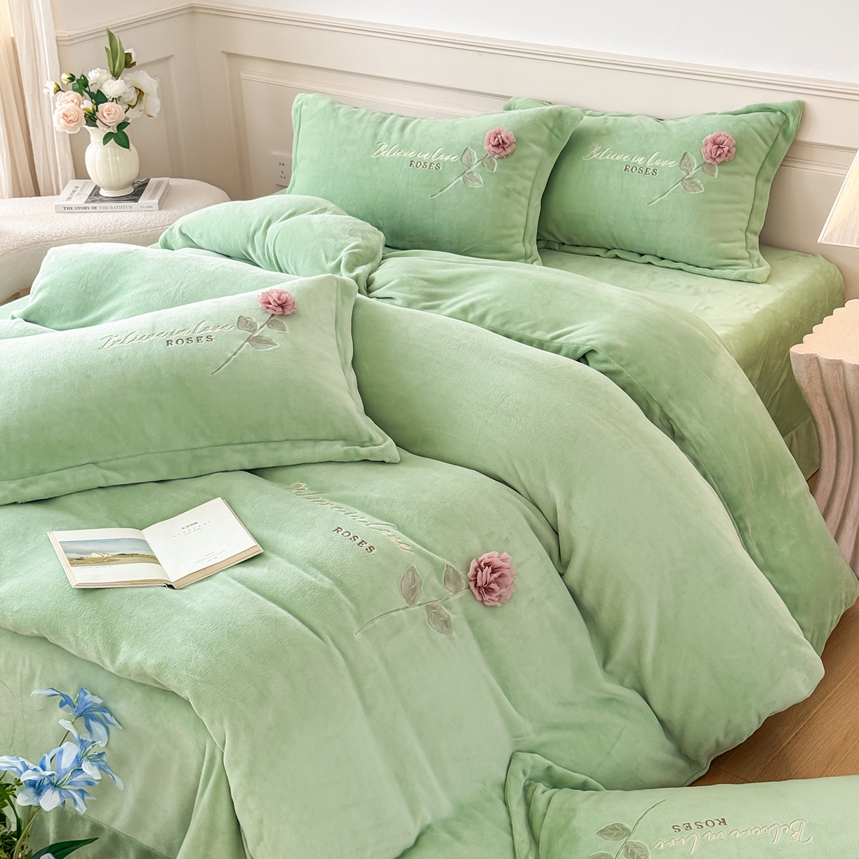 91家纺网 家纺一手货源 找家纺 恋尚羽家纺 2025新款加厚消光牛奶绒绣花四件套 手工花朵工艺款 宝宝绒 精包装 绿色