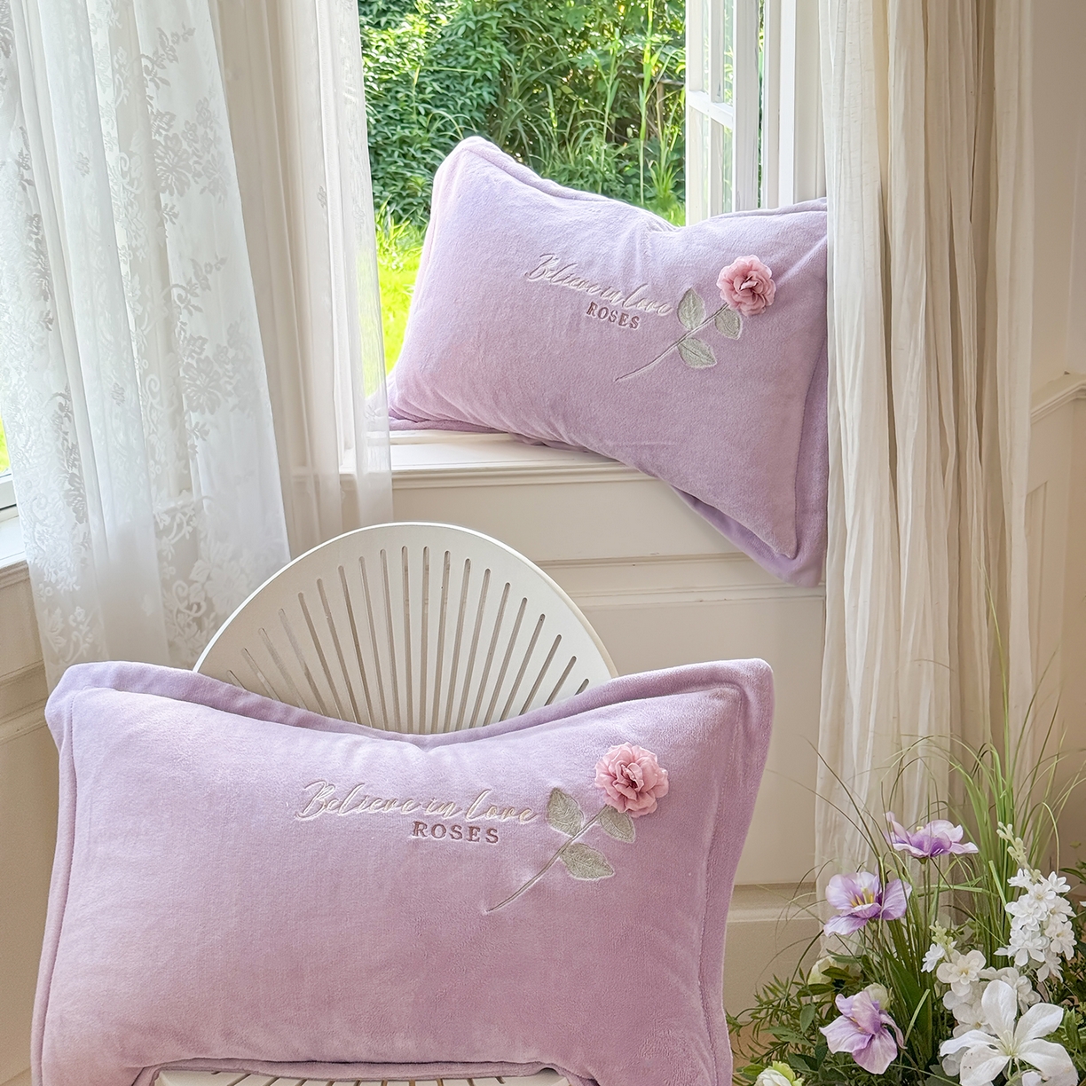 91家纺网 家纺一手货源 找家纺 恋尚羽家纺 2025新款加厚消光牛奶绒绣花四件套 手工花朵工艺款 宝宝绒 精包装 紫色