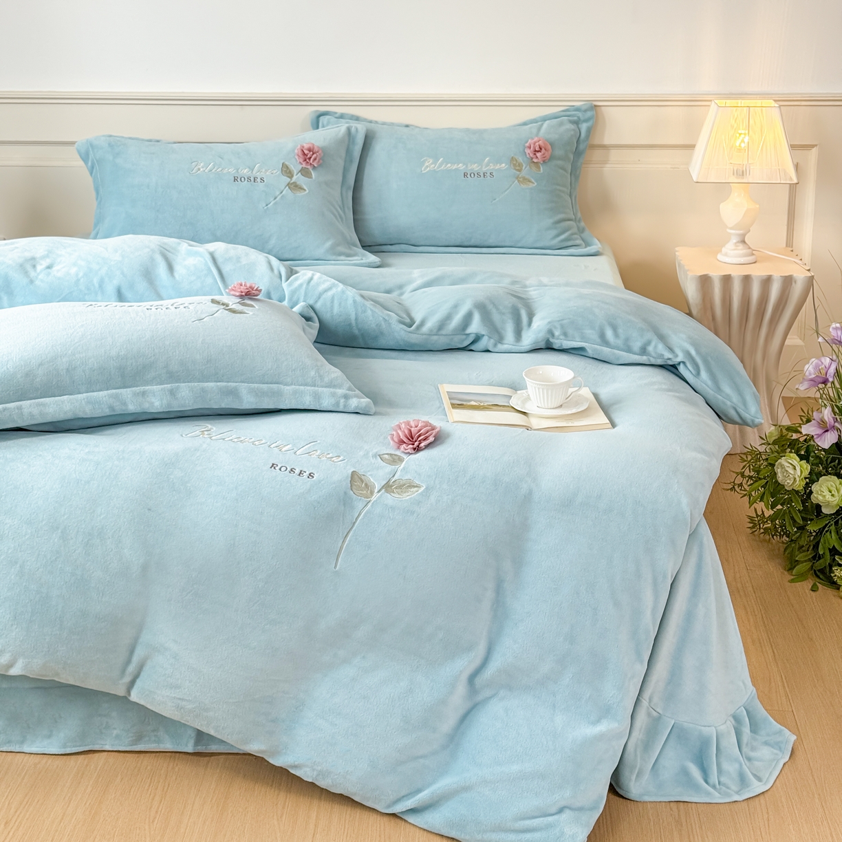 91家纺网 家纺一手货源 找家纺 恋尚羽家纺 2025新款加厚消光牛奶绒绣花四件套 手工花朵工艺款 宝宝绒 精包装 兰色