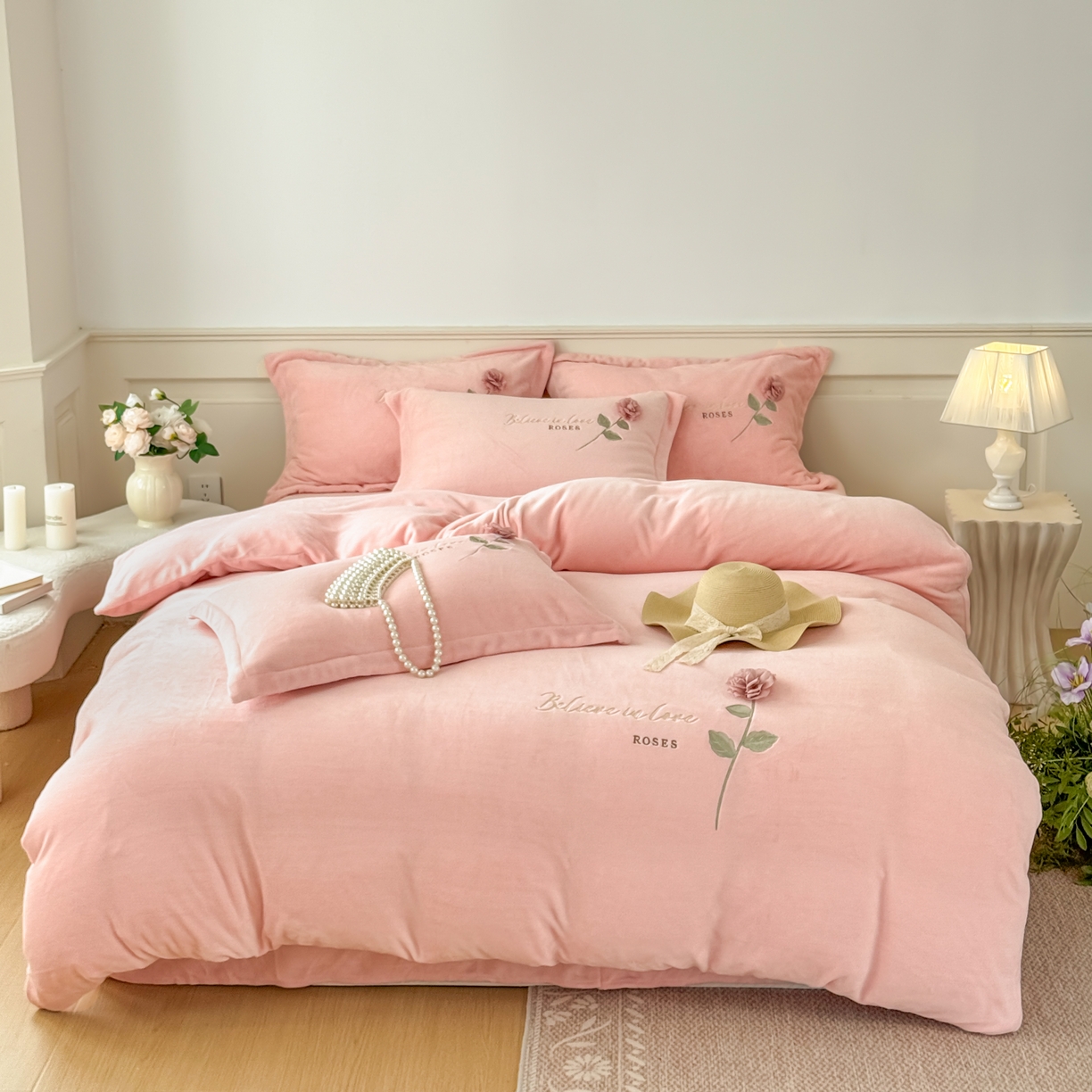 91家纺网 家纺一手货源 找家纺 恋尚羽家纺 2025新款加厚消光牛奶绒绣花四件套 手工花朵工艺款 宝宝绒 精包装 粉色