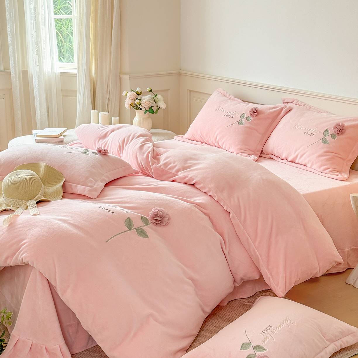 91家纺网 家纺一手货源 找家纺 恋尚羽家纺 2025新款加厚消光牛奶绒绣花四件套 手工花朵工艺款 宝宝绒 精包装 粉色