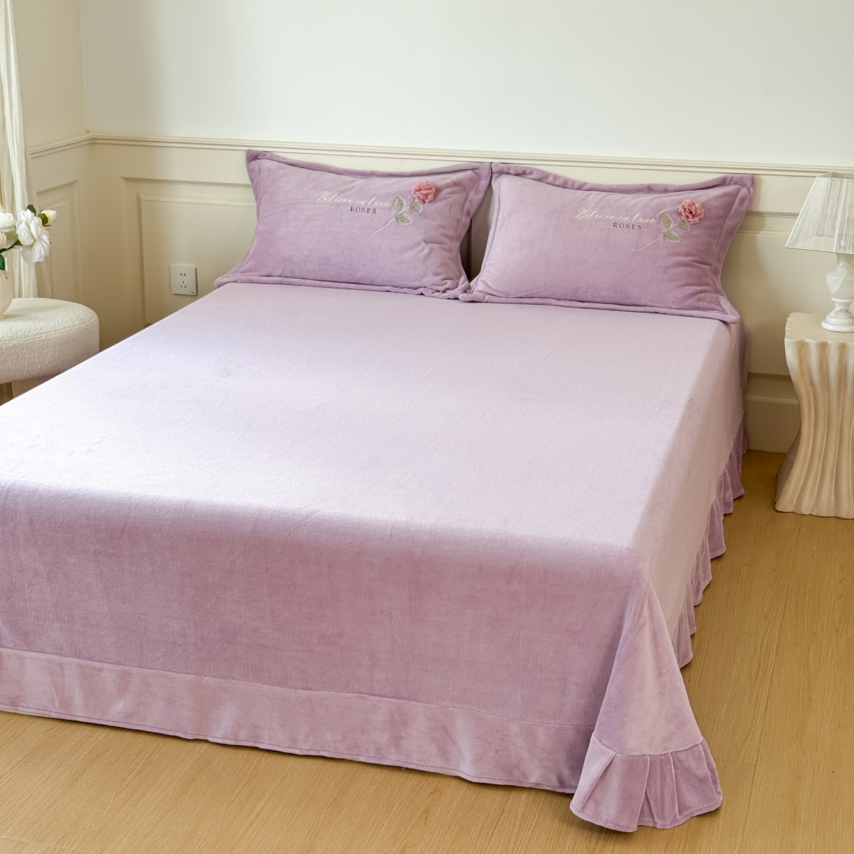 91家纺网 家纺一手货源 找家纺 恋尚羽家纺 2025新款加厚消光牛奶绒绣花四件套 手工花朵工艺款 宝宝绒 精包装 紫色