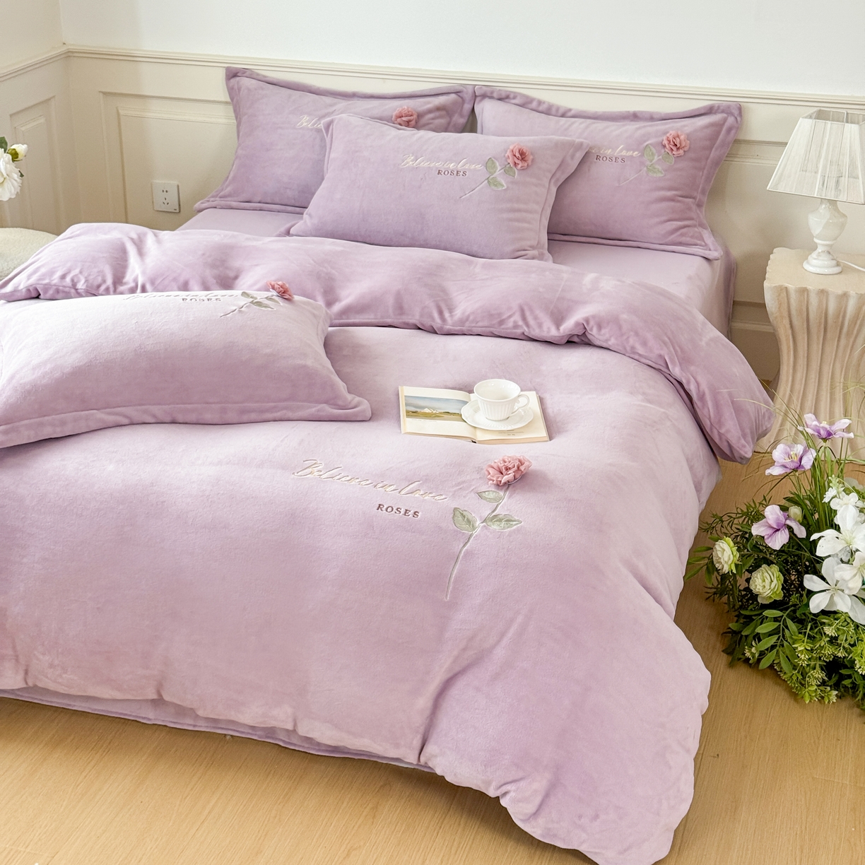 91家纺网 家纺一手货源 找家纺 恋尚羽家纺 2025新款加厚消光牛奶绒绣花四件套 手工花朵工艺款 宝宝绒 精包装 紫色