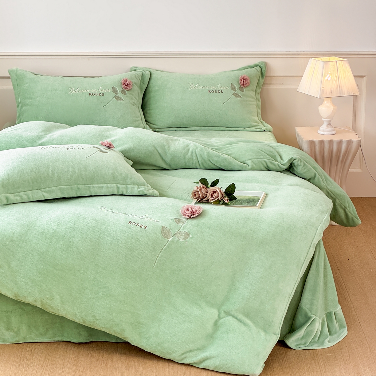 91家纺网 家纺一手货源 找家纺 恋尚羽家纺 2025新款加厚消光牛奶绒绣花四件套 手工花朵工艺款 宝宝绒 精包装 绿色