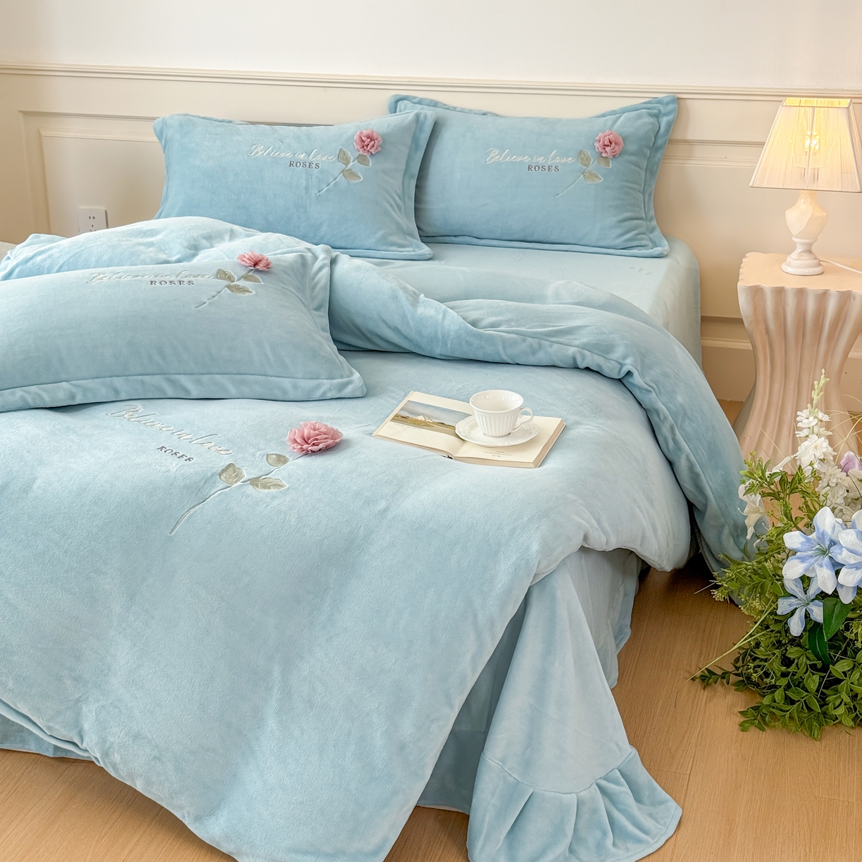 91家纺网 家纺一手货源 找家纺 恋尚羽家纺 2025新款加厚消光牛奶绒绣花四件套 手工花朵工艺款 宝宝绒 精包装 兰色