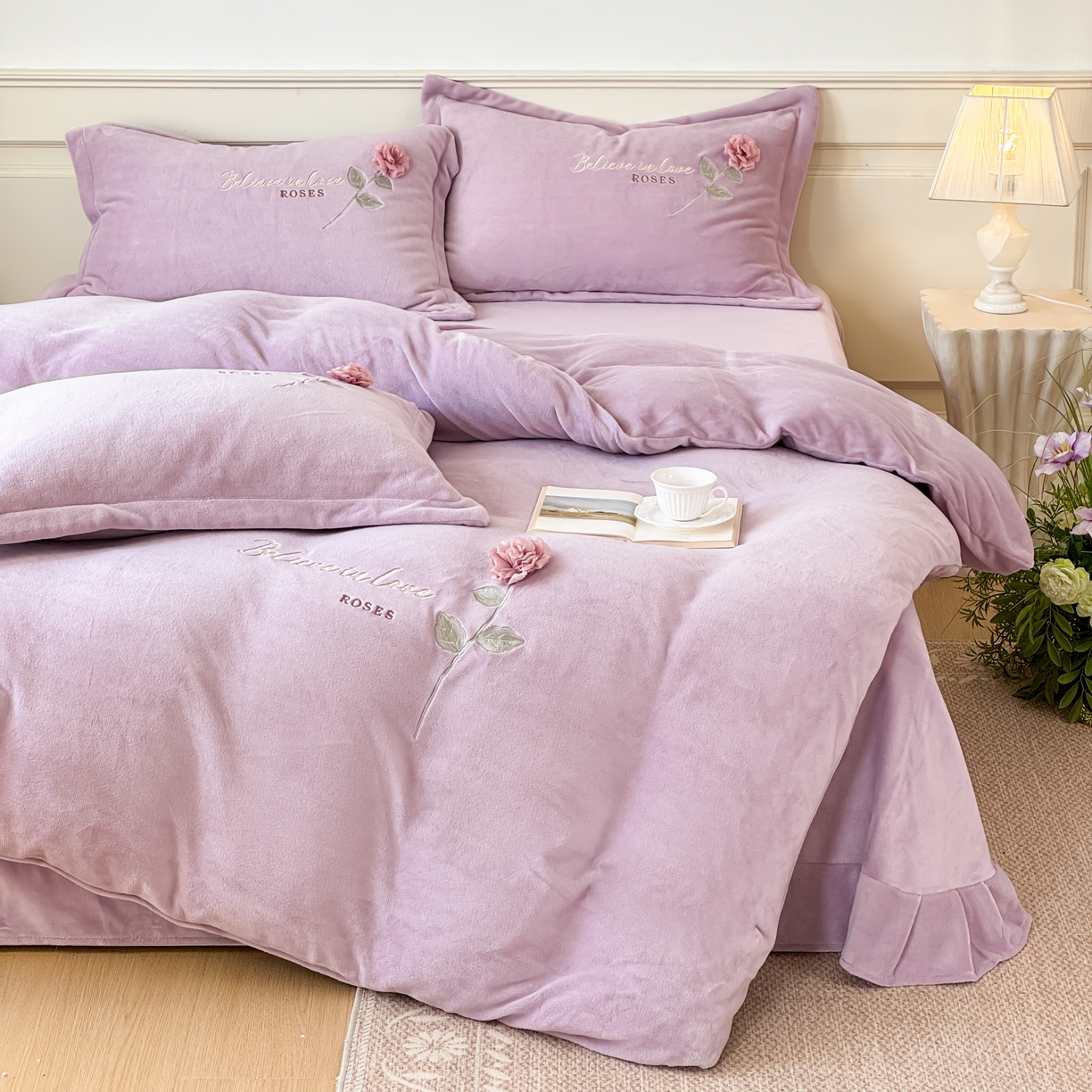 91家纺网 家纺一手货源 找家纺 恋尚羽家纺 2025新款加厚消光牛奶绒绣花四件套 手工花朵工艺款 宝宝绒 精包装 紫色