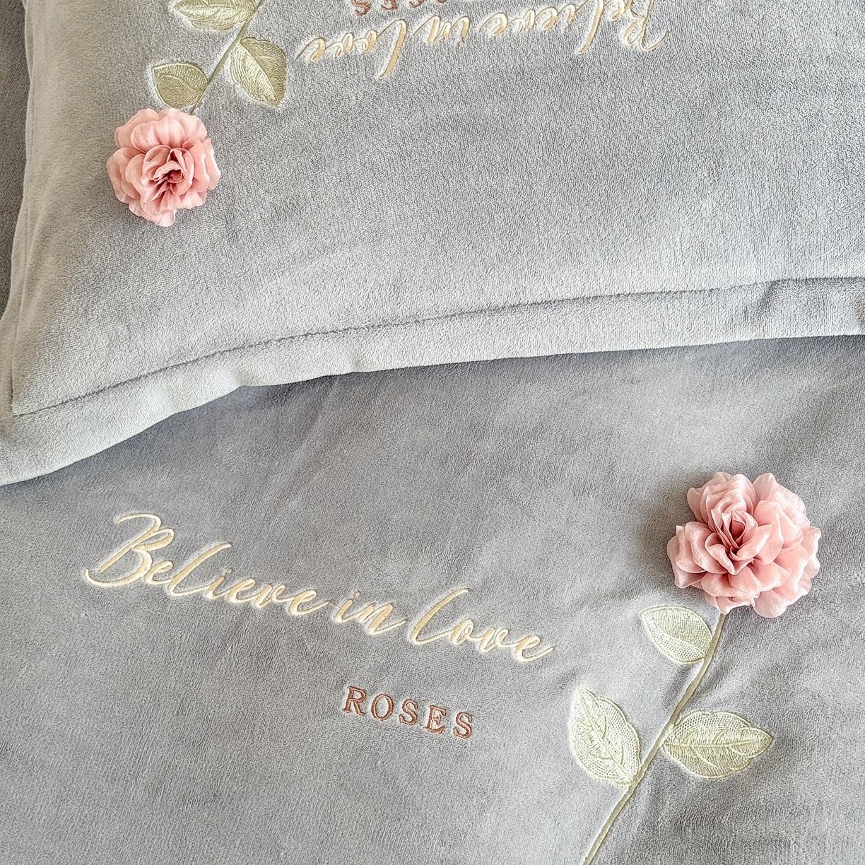 91家纺网 家纺一手货源 找家纺 恋尚羽家纺 2025新款加厚消光牛奶绒绣花四件套 手工花朵工艺款 宝宝绒 精包装 灰色