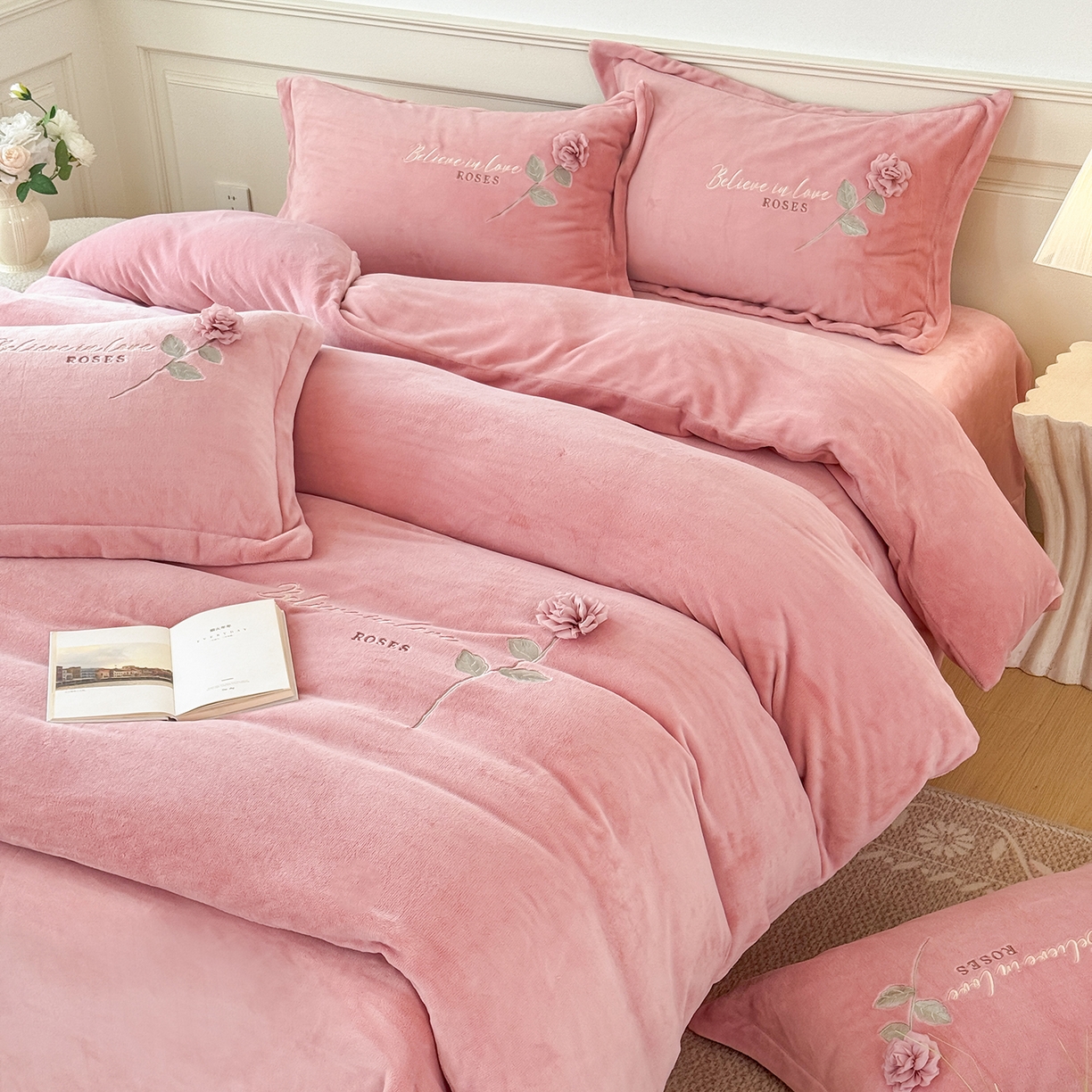 91家纺网 家纺一手货源 找家纺 恋尚羽家纺 2025新款加厚消光牛奶绒绣花四件套 手工花朵工艺款 宝宝绒 精包装 豆沙色