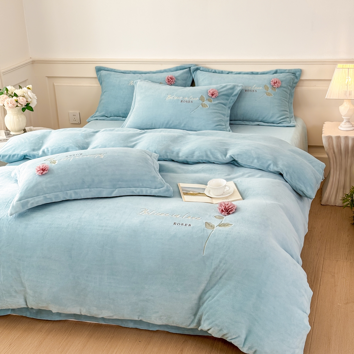 91家纺网 家纺一手货源 找家纺 恋尚羽家纺 2025新款加厚消光牛奶绒绣花四件套 手工花朵工艺款 宝宝绒 精包装 兰色