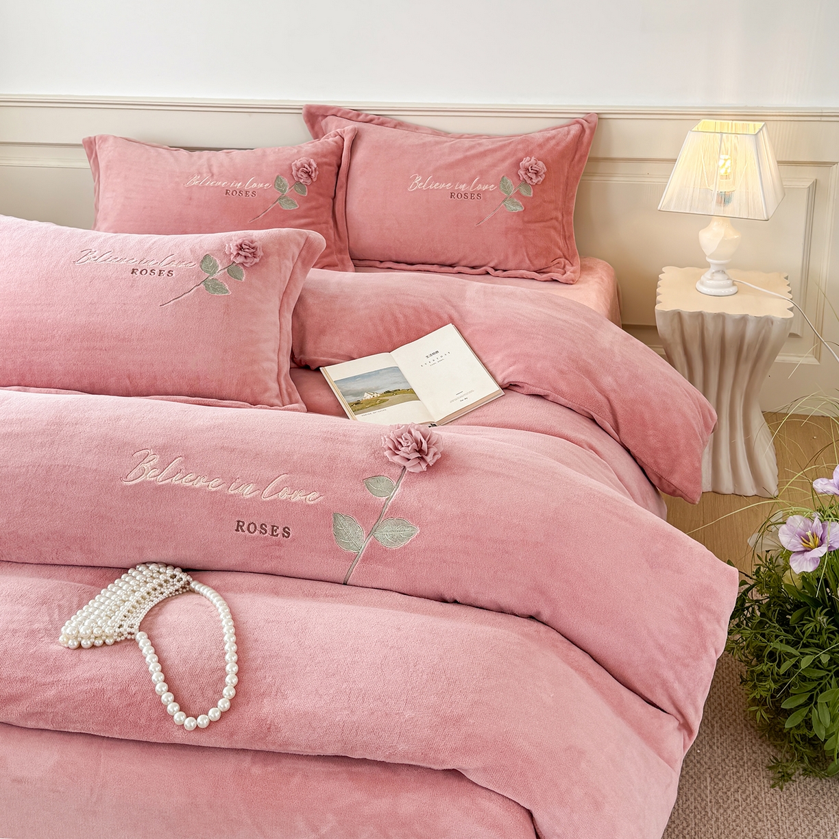 91家纺网 家纺一手货源 找家纺 （总）恋尚羽家纺 2025新款加厚消光牛奶绒绣花四件套 手工花朵工艺款 宝宝绒 精包装