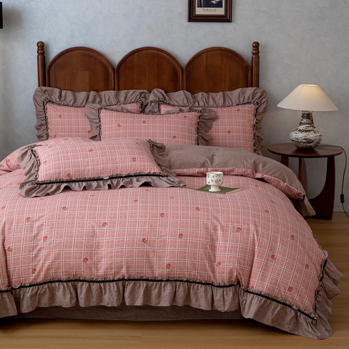 91家纺网 家纺一手货源 找家纺 芯贝儿 2025新款加厚原麻复古风亚麻皱皱双层纱水洗m花边四件套 简格--红