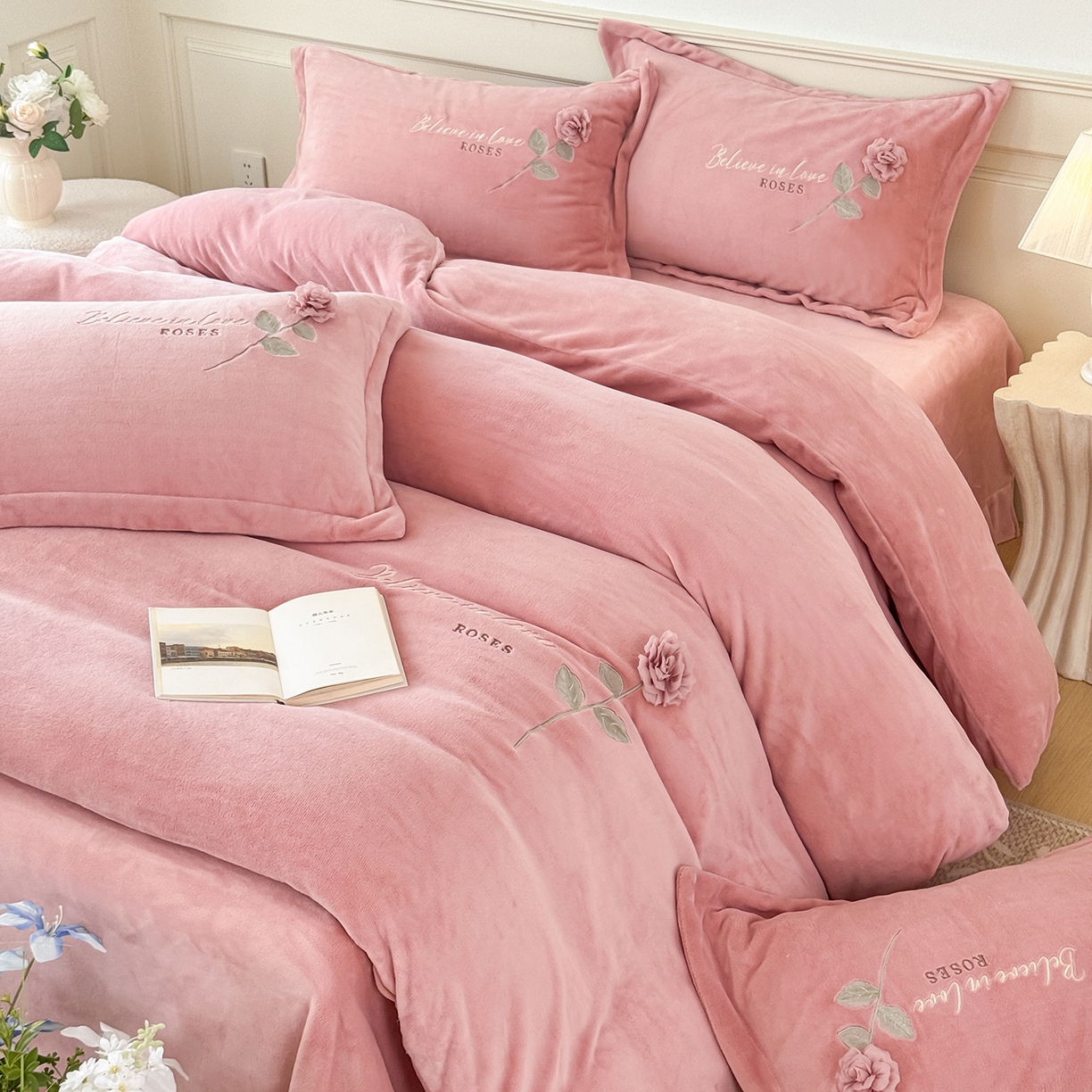 91家纺网 家纺一手货源 找家纺 恋尚羽家纺 2025新款加厚消光牛奶绒绣花四件套 手工花朵工艺款 宝宝绒 精包装 豆沙色