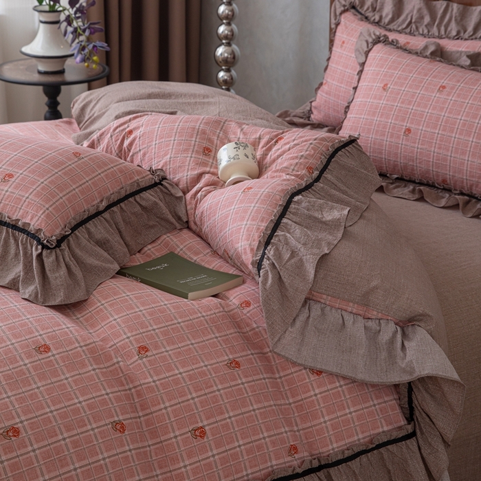 91家纺网 家纺一手货源 找家纺 芯贝儿 2025新款加厚原麻复古风亚麻皱皱双层纱水洗m花边四件套 简格--红