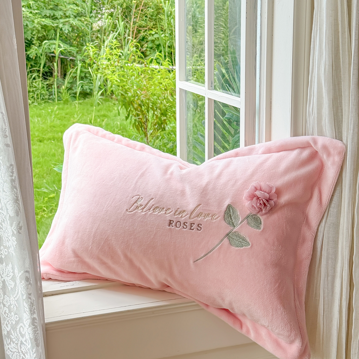 91家纺网 家纺一手货源 找家纺 恋尚羽家纺 2025新款加厚消光牛奶绒绣花四件套 手工花朵工艺款 宝宝绒 精包装 粉色