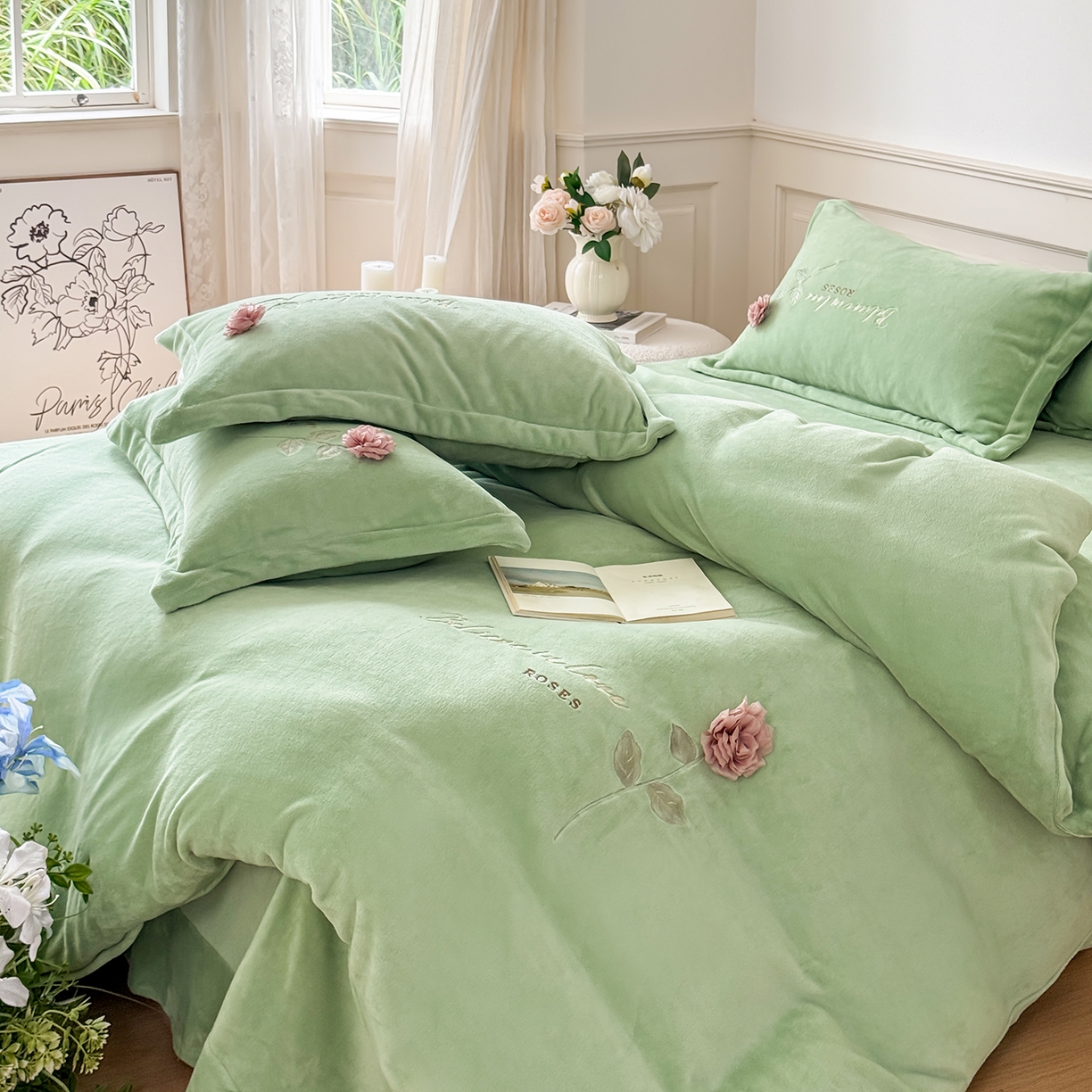 91家纺网 家纺一手货源 找家纺 恋尚羽家纺 2025新款加厚消光牛奶绒绣花四件套 手工花朵工艺款 宝宝绒 精包装 绿色