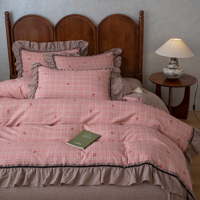 91家纺网 家纺一手货源 找家纺 芯贝儿 2025新款加厚原麻复古风亚麻皱皱双层纱水洗m花边四件套 简格--红