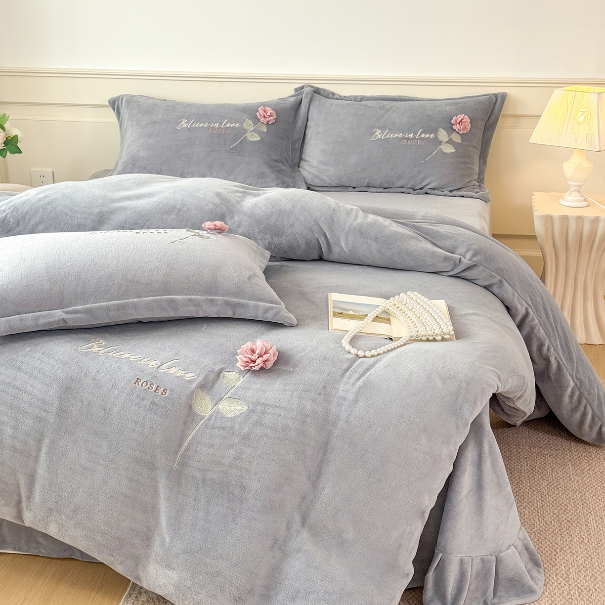 91家纺网 家纺一手货源 找家纺 恋尚羽家纺 2025新款加厚消光牛奶绒绣花四件套 手工花朵工艺款 宝宝绒 精包装 灰色