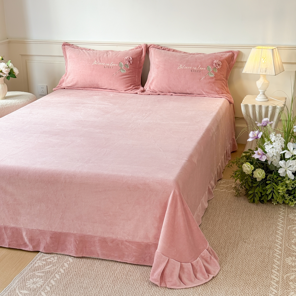 91家纺网 家纺一手货源 找家纺 （总）恋尚羽家纺 2025新款加厚消光牛奶绒绣花四件套 手工花朵工艺款 宝宝绒 精包装