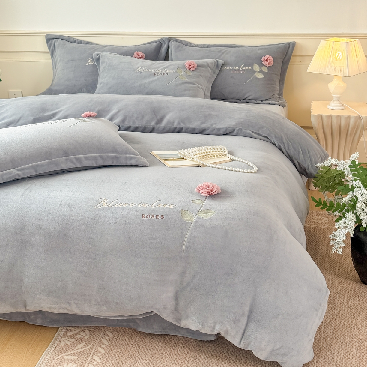 91家纺网 家纺一手货源 找家纺 恋尚羽家纺 2025新款加厚消光牛奶绒绣花四件套 手工花朵工艺款 宝宝绒 精包装 灰色