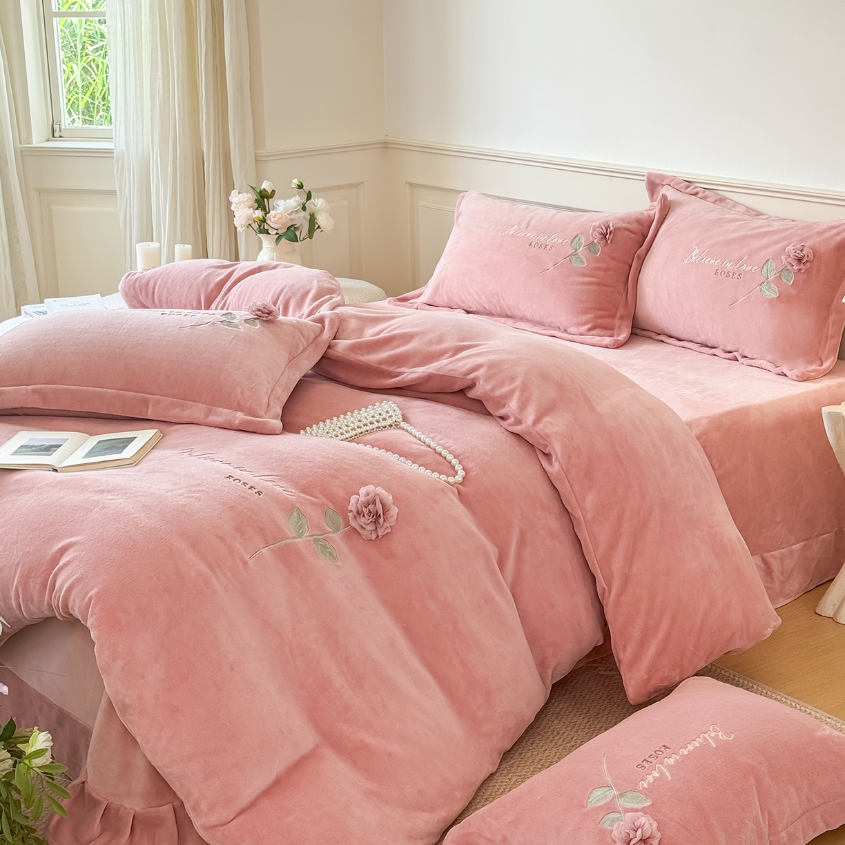 91家纺网 家纺一手货源 找家纺 （总）恋尚羽家纺 2025新款加厚消光牛奶绒绣花四件套 手工花朵工艺款 宝宝绒 精包装