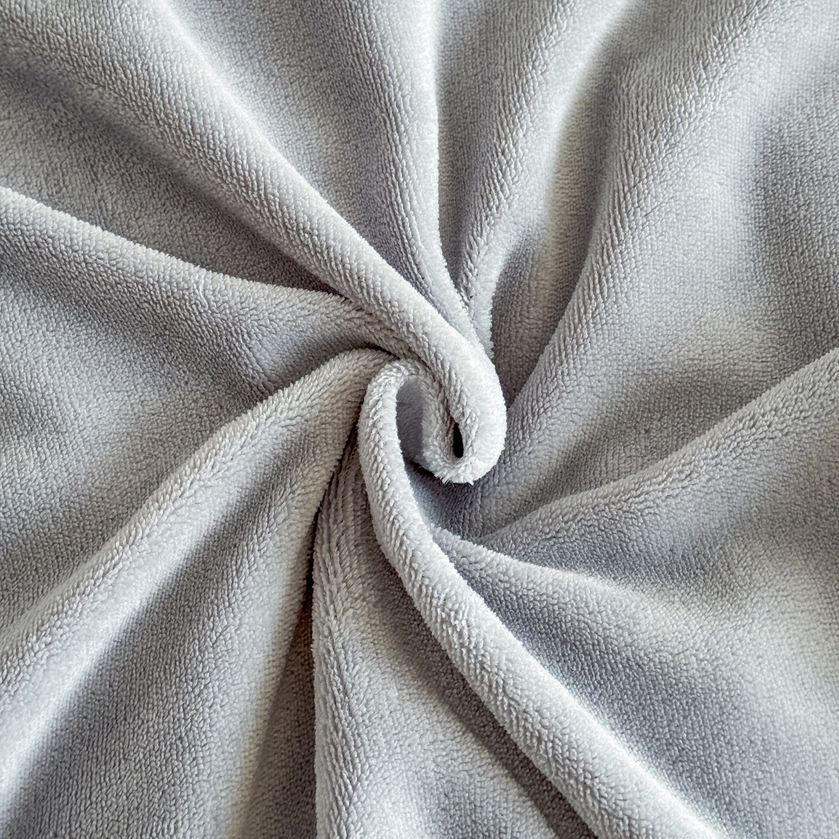 91家纺网 家纺一手货源 找家纺 恋尚羽家纺 2025新款加厚消光牛奶绒绣花四件套 手工花朵工艺款 宝宝绒 精包装 灰色