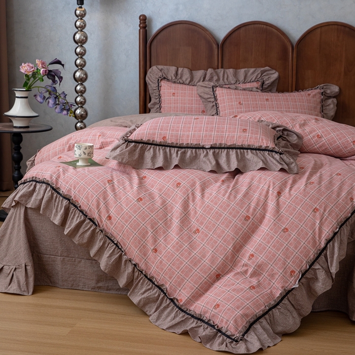 91家纺网 家纺一手货源 找家纺 芯贝儿 2025新款加厚原麻复古风亚麻皱皱双层纱水洗m花边四件套 简格--红