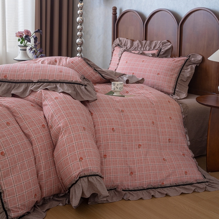 91家纺网 家纺一手货源 找家纺 芯贝儿 2025新款加厚原麻复古风亚麻皱皱双层纱水洗m花边四件套 简格--红